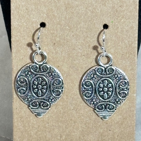 2/$20 Silver Tone Upside Down Pear Filigree Swirl & Floral Hook Earrings NWOT - Picture 3 of 11